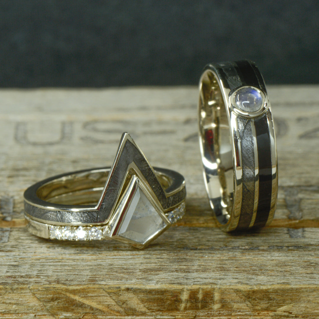 Kite Moonstone, Etched Muonionalusta Meteorite V Ring, Onyx