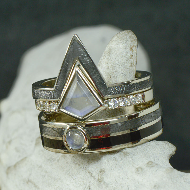 Kite Moonstone, Etched Muonionalusta Meteorite V Ring, Onyx